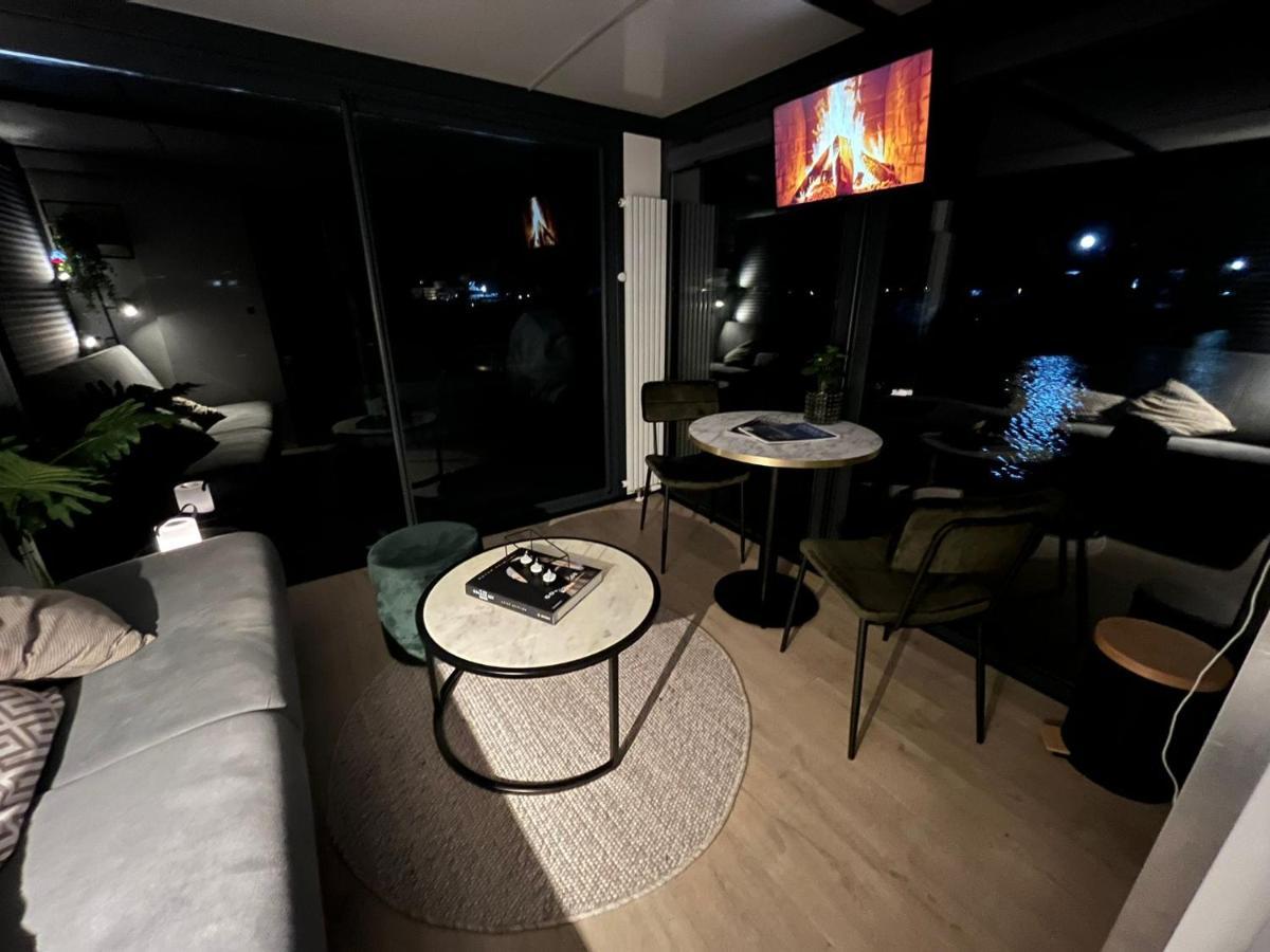 Cosy Tiny Houseboats Near Beach And Restaurants By Weltevreden Experience Zeewolde Exterior photo