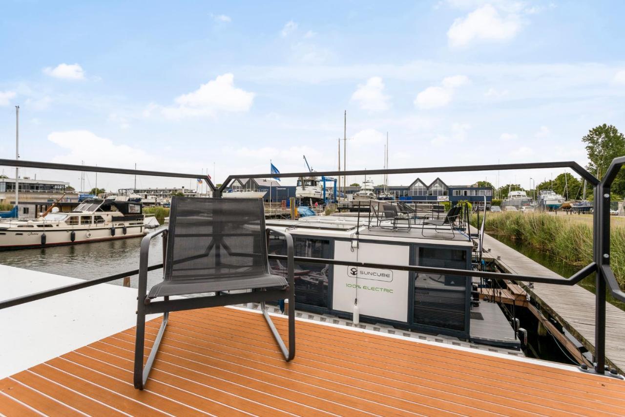 Cosy Tiny Houseboats Near Beach And Restaurants By Weltevreden Experience Zeewolde Exterior photo