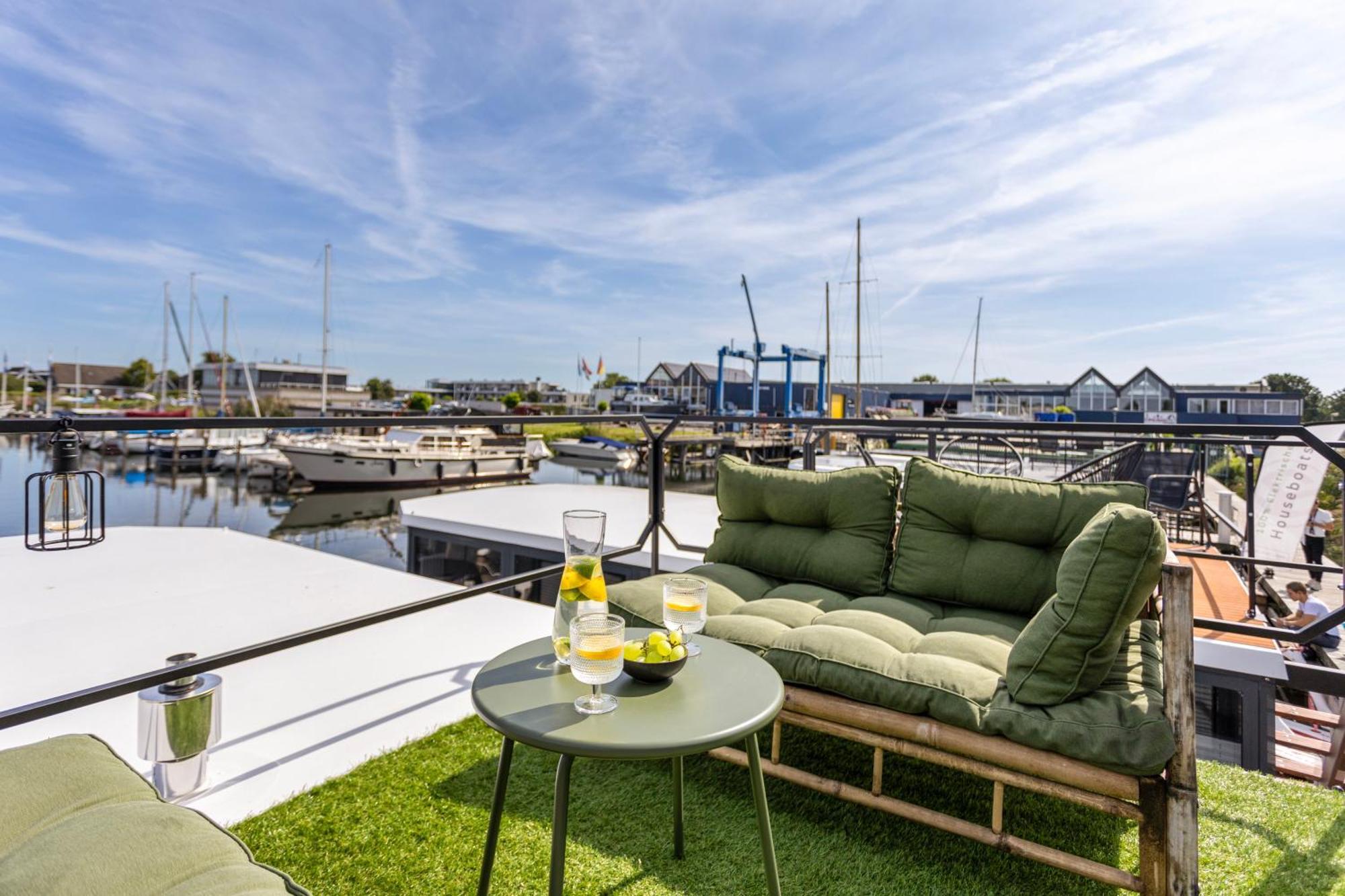 Cosy Tiny Houseboats Near Beach And Restaurants By Weltevreden Experience Zeewolde Exterior photo