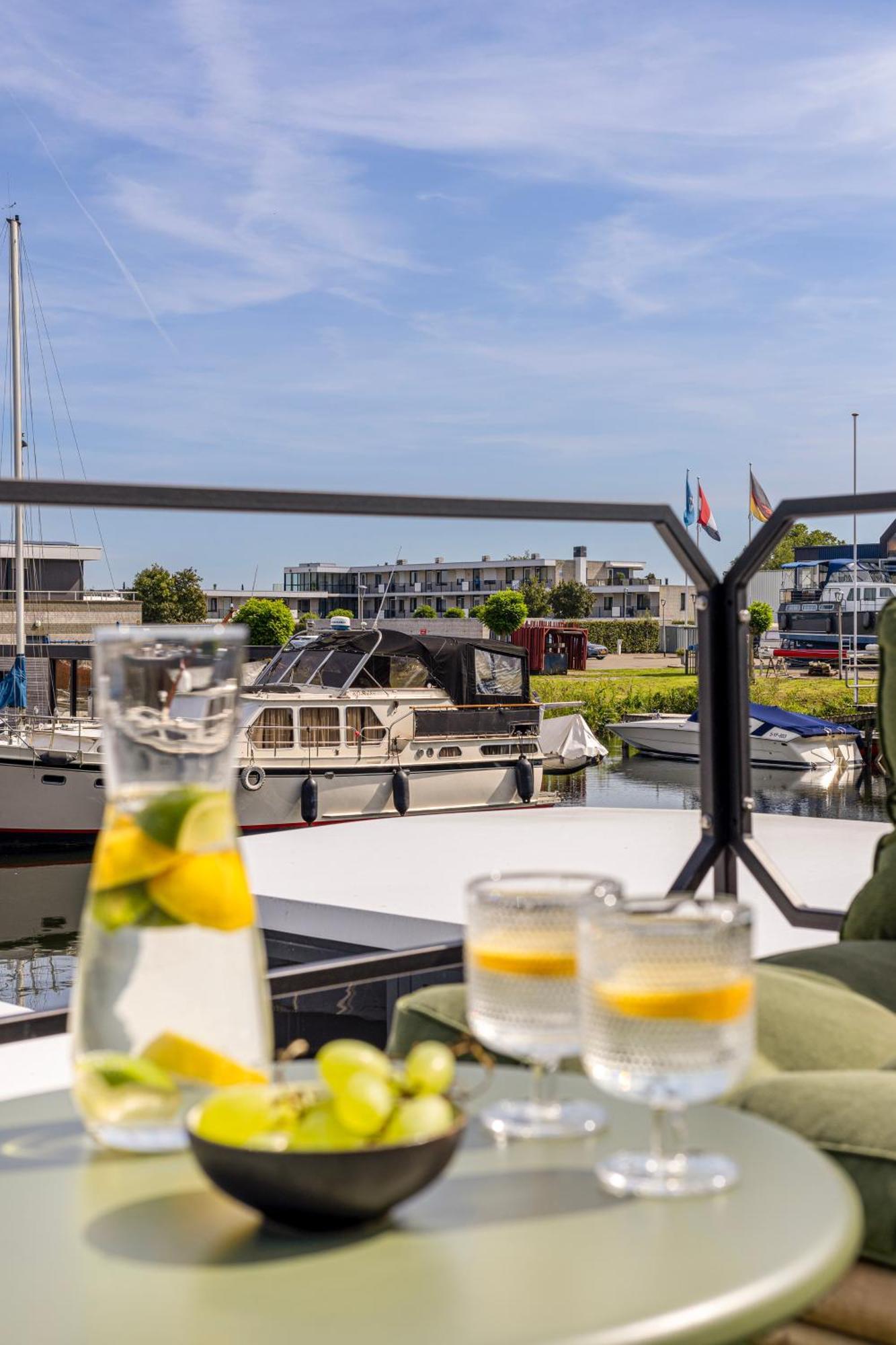 Cosy Tiny Houseboats Near Beach And Restaurants By Weltevreden Experience Zeewolde Exterior photo