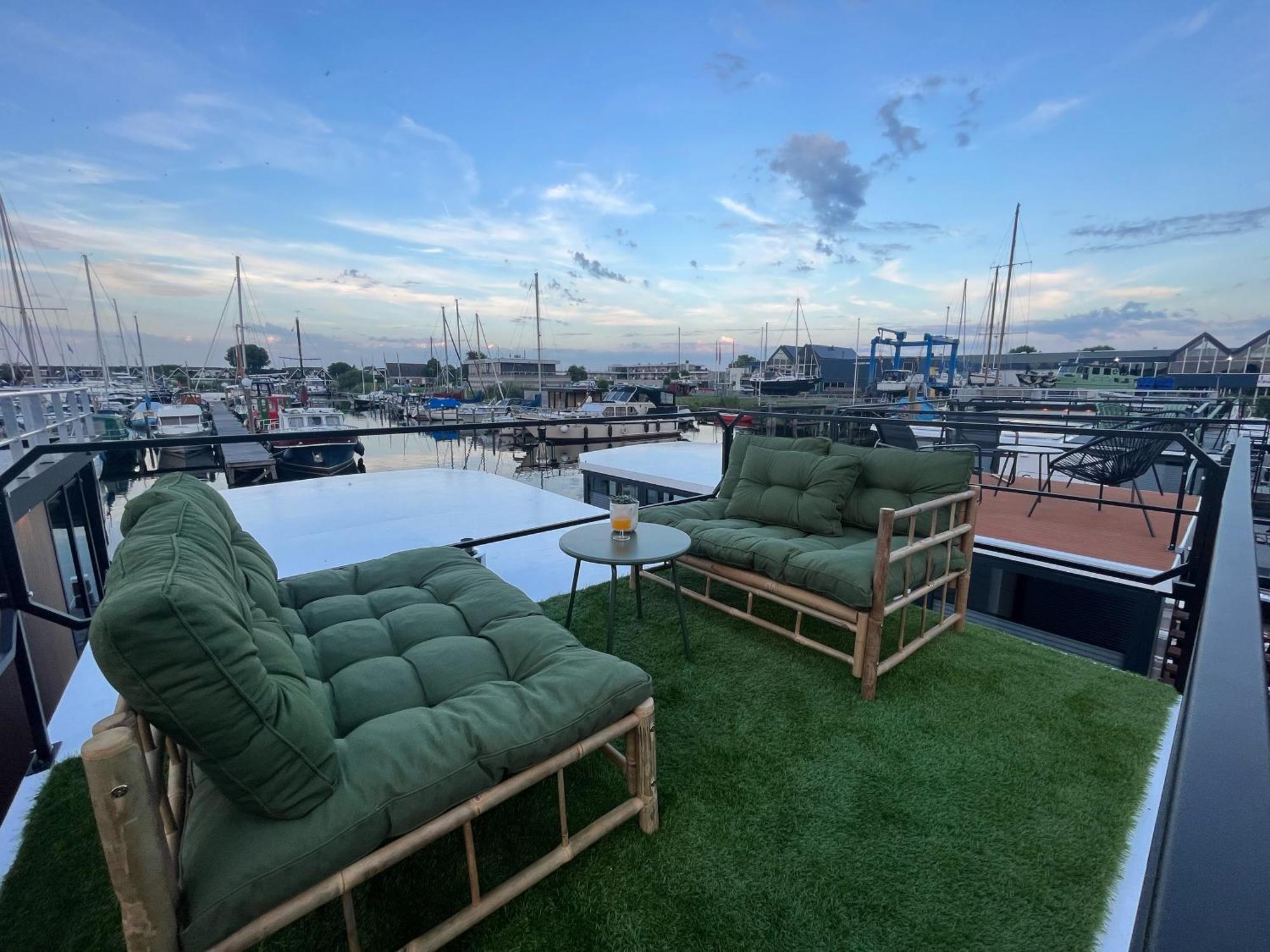 Cosy Tiny Houseboats Near Beach And Restaurants By Weltevreden Experience Zeewolde Exterior photo