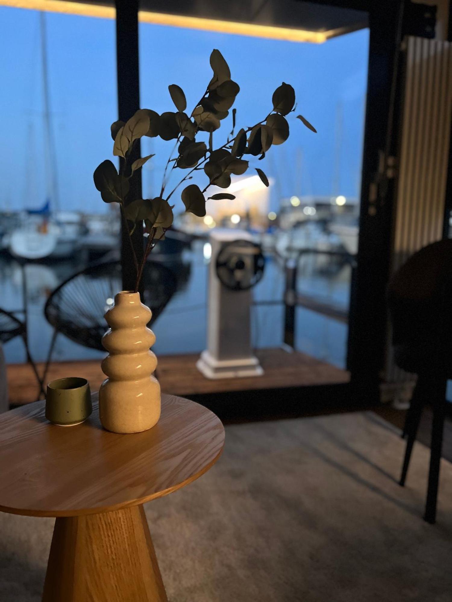 Cosy Tiny Houseboats Near Beach And Restaurants By Weltevreden Experience Zeewolde Exterior photo