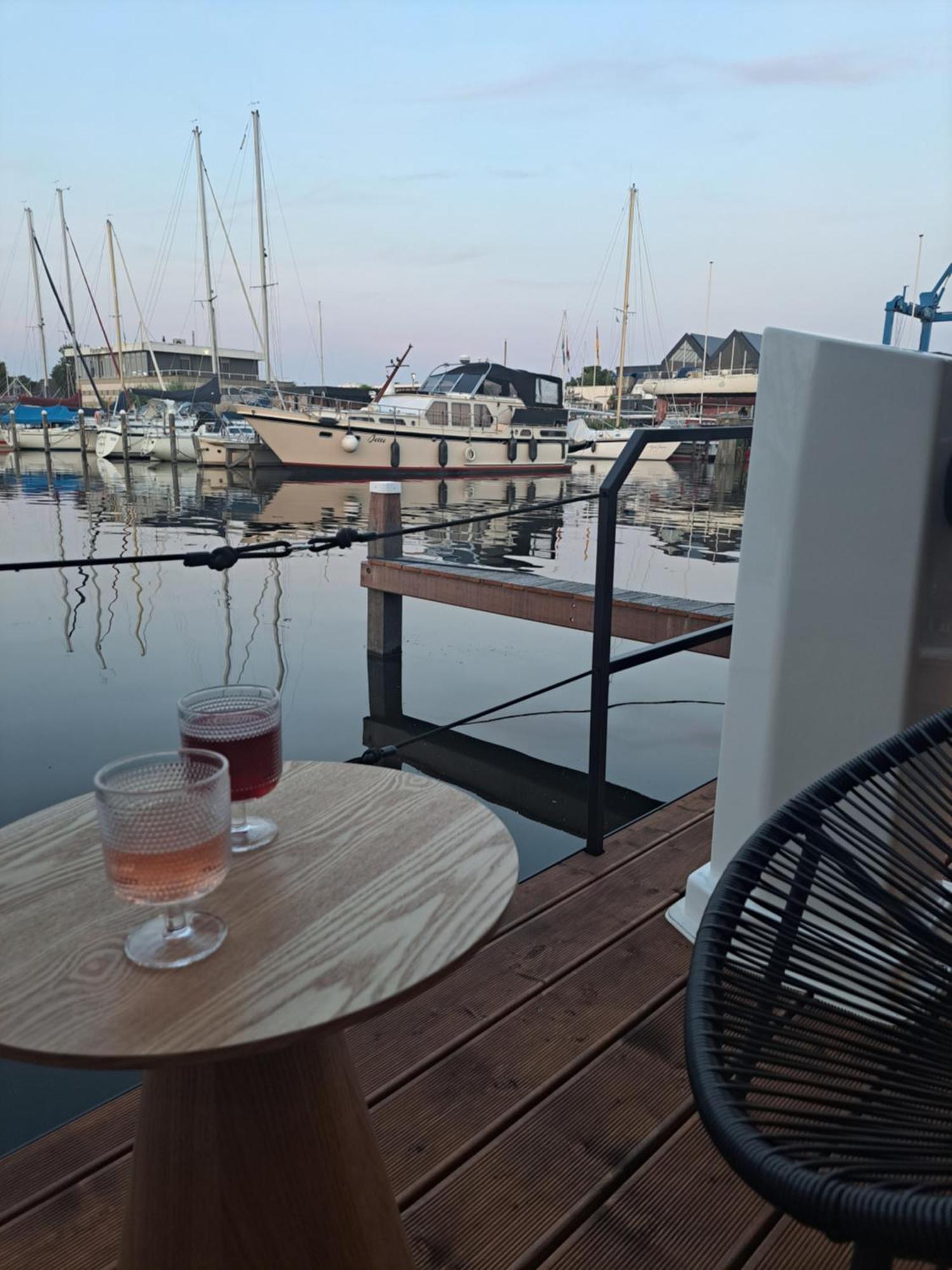Cosy Tiny Houseboats Near Beach And Restaurants By Weltevreden Experience Zeewolde Exterior photo